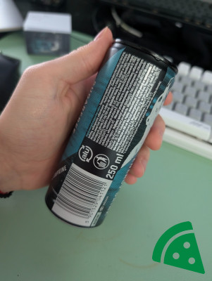 Widok z tyłu na Amper Napój Energetyzujący Bez Cukru