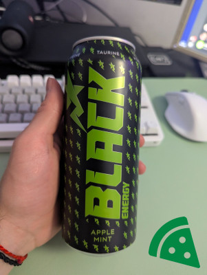 Widok z przodu na Black Energy Apple & Mint Gazowany napój energetyzujący 500 ml