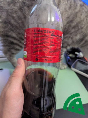 Widok z tyłu na Coca-Cola zero Napój gazowany 1I