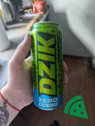 Widok z przodu na DZIK ENERGY TROPIC ZERO KALORII 500 ML