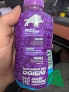 Widok z boku na Dzik Vitamin Drink Grape Zero Cukru