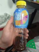 Widok z przodu na Fuze Tea O smaku kokosa, limonki i kwiatu tiary