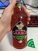 Widok z przodu na Garage Strawberry Margarita Beer Drink