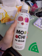 Widok z przodu na Mochi to drink raspberry