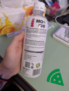 Widok z tyłu na Mochi to drink raspberry