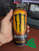 Widok z przodu na Monster Nitro Cosmic Peach