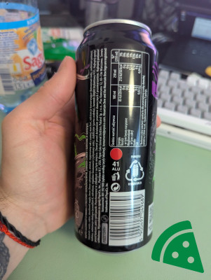 Widok z tyłu na Mountain Dew Pitch Black