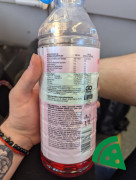 Widok z tyłu na OSHEE Vitamin Water witaminy i minerały winogrona - dragonfruit 1100 ml