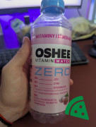 Widok z przodu na Oshee Vitamin Water Zero Napój niegazowany smak czerwonych winogron dragonfruit 555 ml