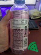 Widok z tyłu na Oshee Vitamin Water Zero Napój niegazowany smak czerwonych winogron dragonfruit 555 ml