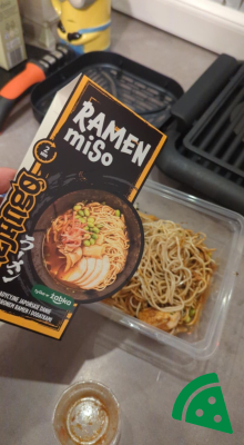 Widok z góry na Ramen miso (żabka)