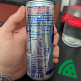 Widok z tyłu na Red Bull Napój energetyczny 250 ml