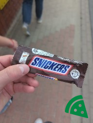 Prezentacja SNICKERS Baton z karmelem i orzechami