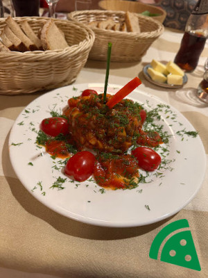 Prezentacja Tatar ze śledzia na pieczywie z masłem