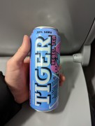 Widok z przodu na TIGER napój gazowany energetyzujący Rebel Tea 500 ml