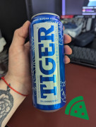 Widok z przodu na Tiger Energy Drink Naked Line Blueberry