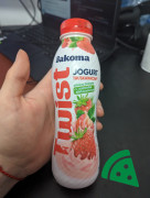 Widok z przodu na Bakoma Twist Jogurt do picia truskawkowy 370g